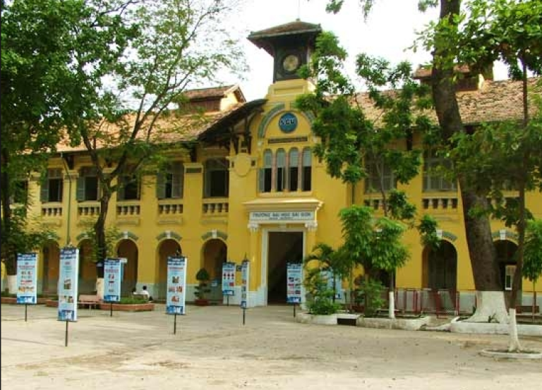 Ngôi trường lâu năm nên cơ sở vật chất hơi cũ
