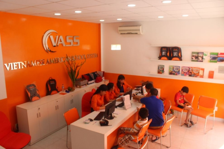 Anh ngữ Việt - Mỹ VASS với sắc cam rực rỡ và ấm cúng