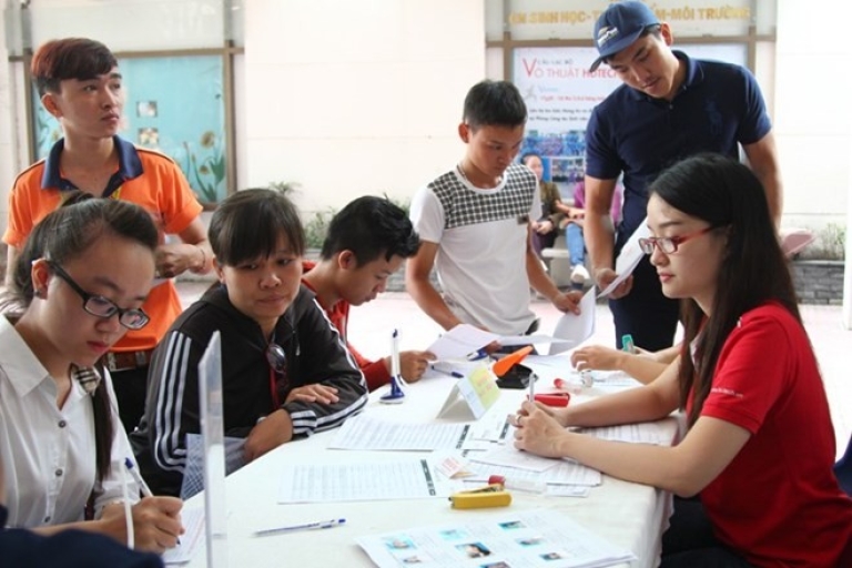 Cac ban tan sinh vien hutech nhap hoc