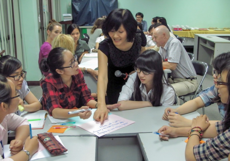 Giáo viên đang chỉ dẫn các học viên