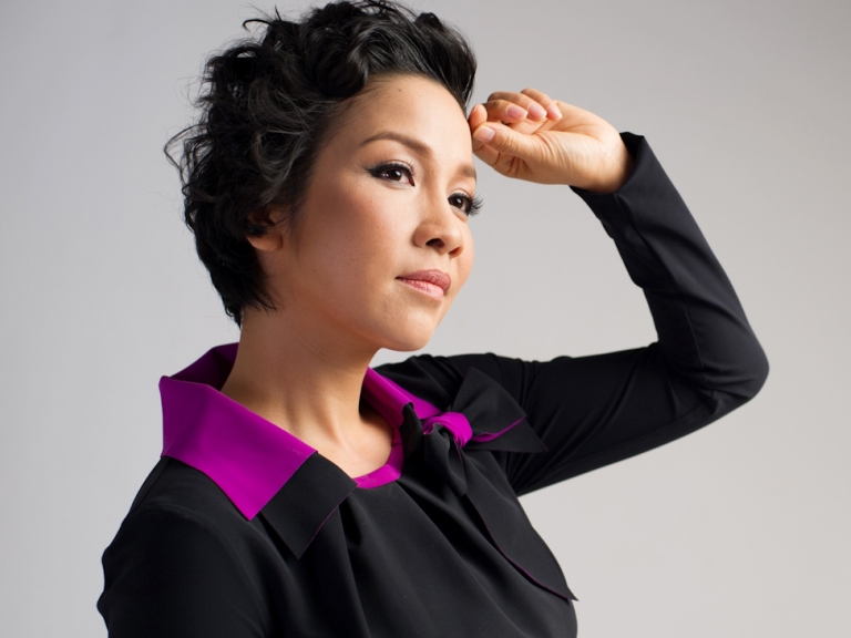Rào cản ngôn ngữ không là gì với Diva Mỹ Linh (nguồn: tinmoi)