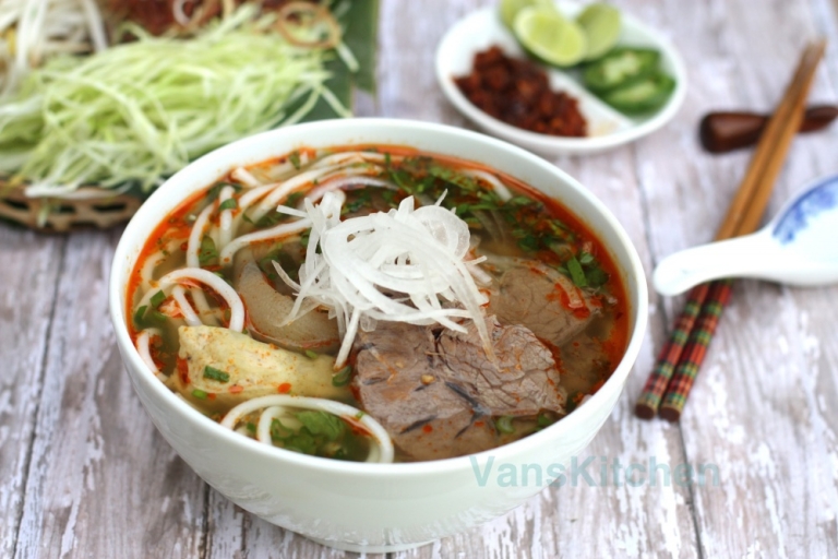 Bún bò Huế mang hương vị đậm đà từ nước hầm xương bò cùng chút ớt cay cay làm ấm say lòng người ăn