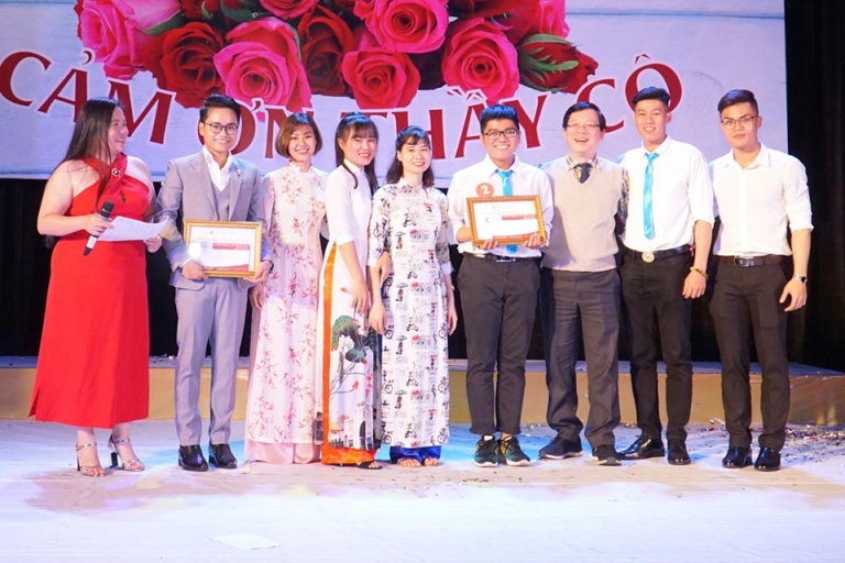 Một phút tạo dáng của đội ngũ thầy cô có kinh nghiệm tại đây