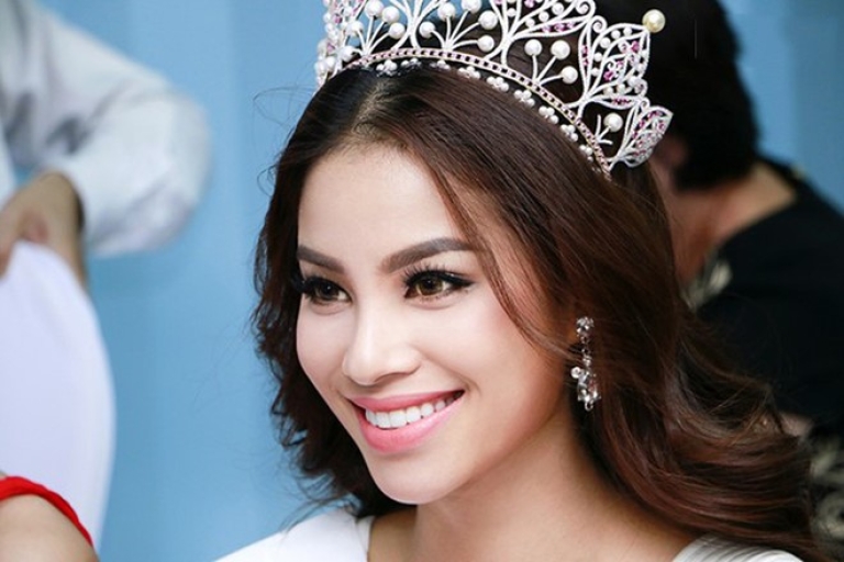 Hoa hau Pham Huong duoc yeu thich vi kha nang tieng Anh