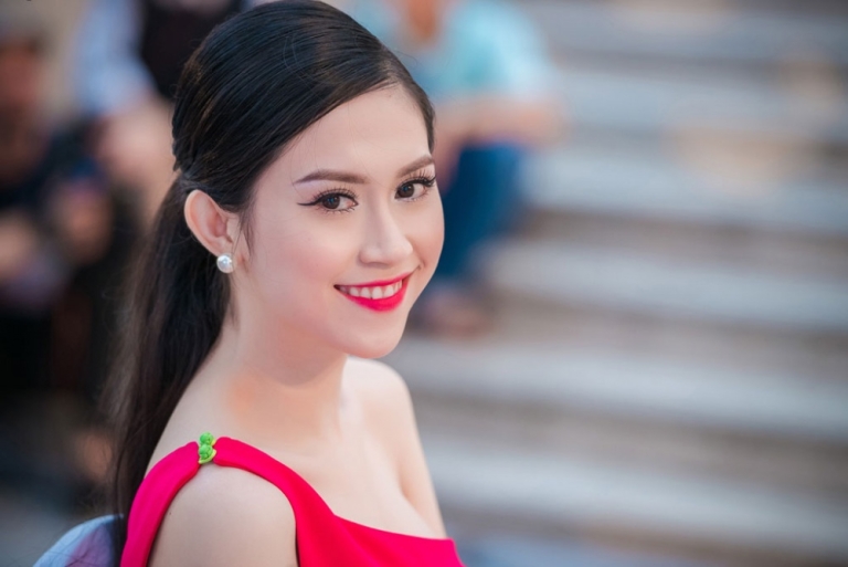Hoa hau Thu Vu nhan nhieu chi trich trong clip dat cau hoi voi thi sinh Han Quoc