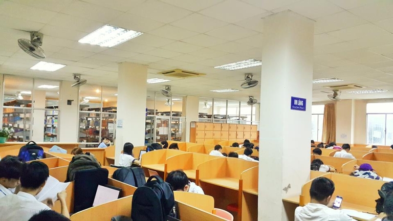 Các bạn sinh viên đang tự học tại thư viện trường