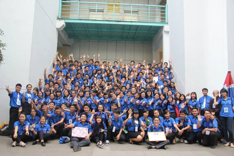 Các bạn sinh viên IUH chụp hình tổng kết Mùa hè xanh 2016
