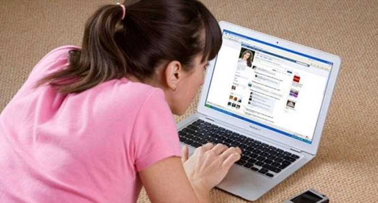 Vào Facebook mọi lúc mọi nơi, kể cả khi đang học