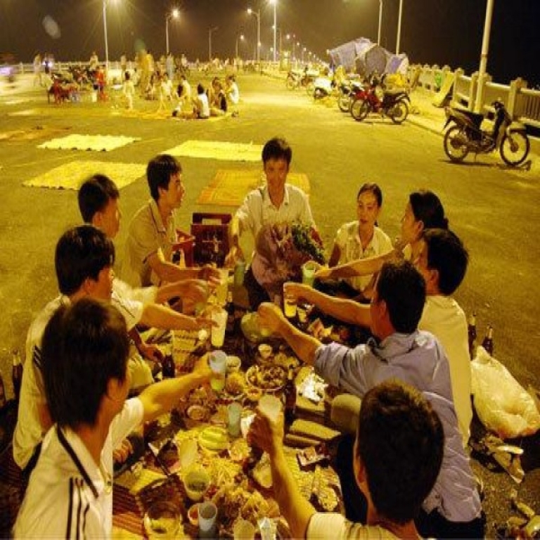 Những buổi tiệc từng thâu đêm thay vì học bài thâu đêm của sinh viên