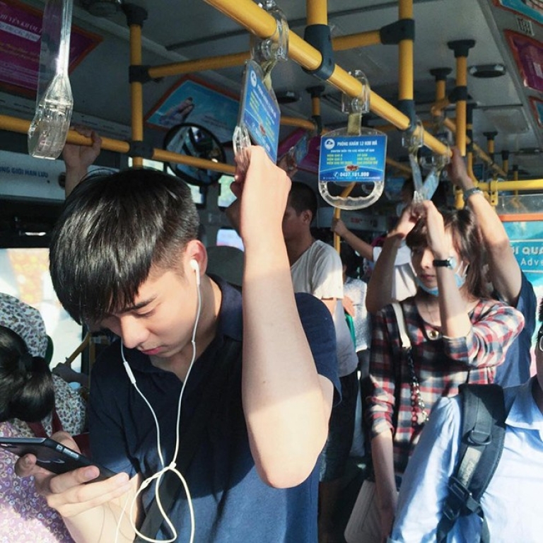 Đeo tai nghe mọi nơi là thói quen của nhiều bạn sinh viên