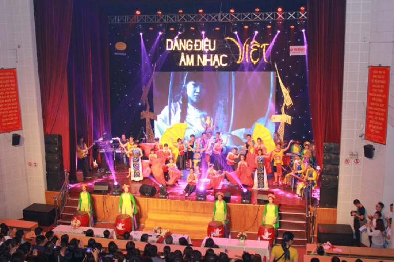 Đêm văn nghệ HUFLIT-Dáng điệu âm nhạc Việt