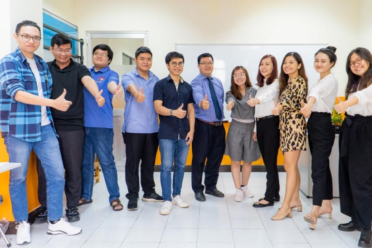 thầy chỉ dạy tận tình cho học viên tại vass