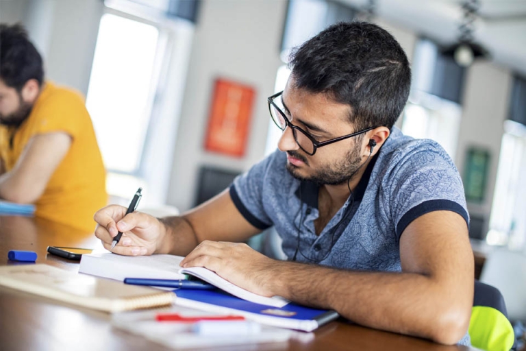 Hội đồng anh trao bằng chứng nhận kĩ năng cho học viên