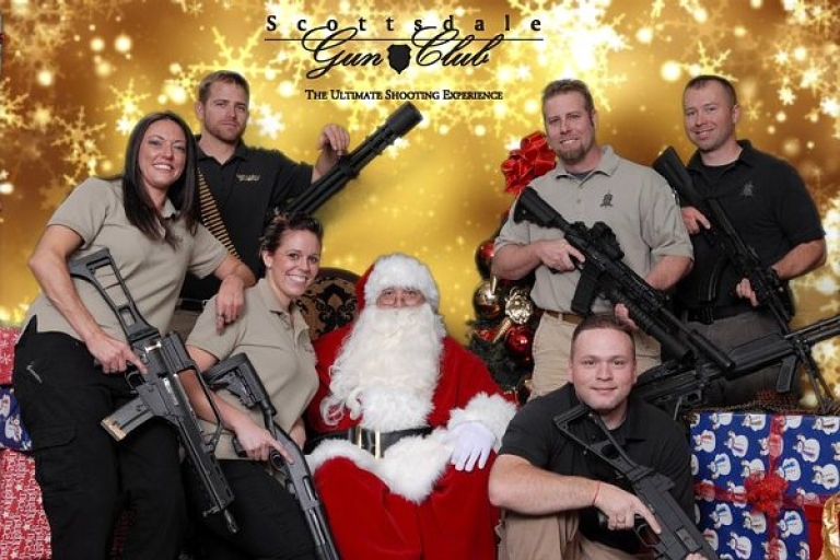 Cầm súng chụp hình cùng ông già Noel là phong tục của bang Arizona, Mỹ