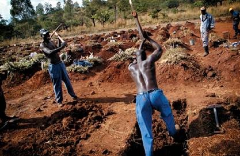 Người dân Zimbabwe đào cát từ bia mộ để bán