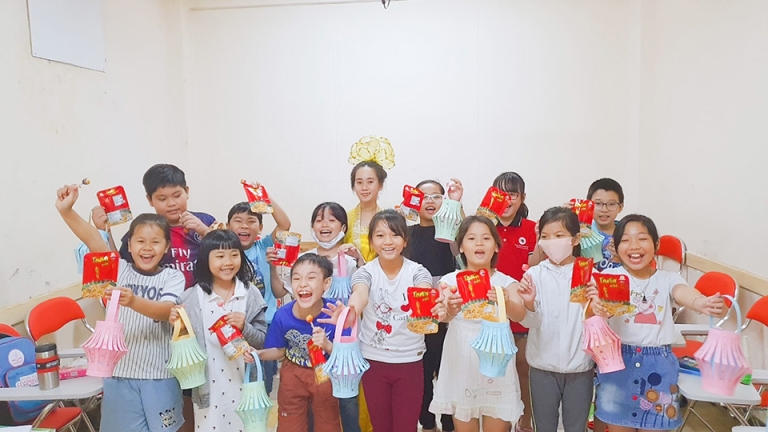 Ngoại ngữ Thanh niên tổ chức Trung thu cho lớp Anh văn thiếu nhi