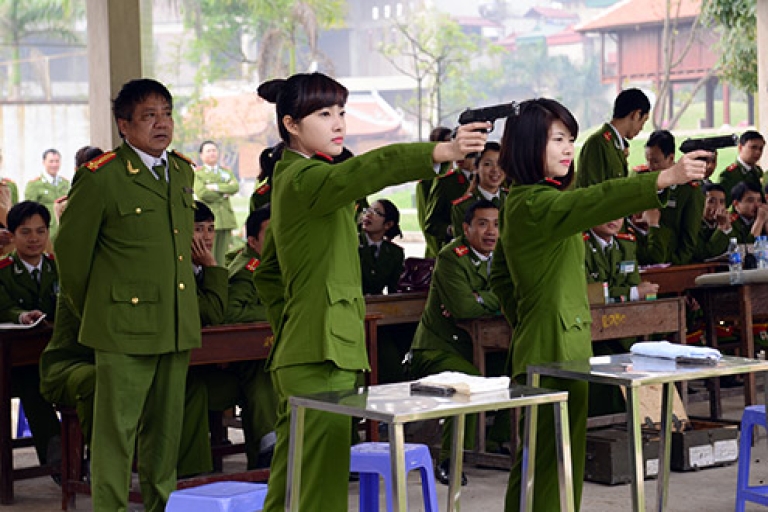 Bắn súng là một trong những bài học kĩ năng của các chiến sĩ Công an
