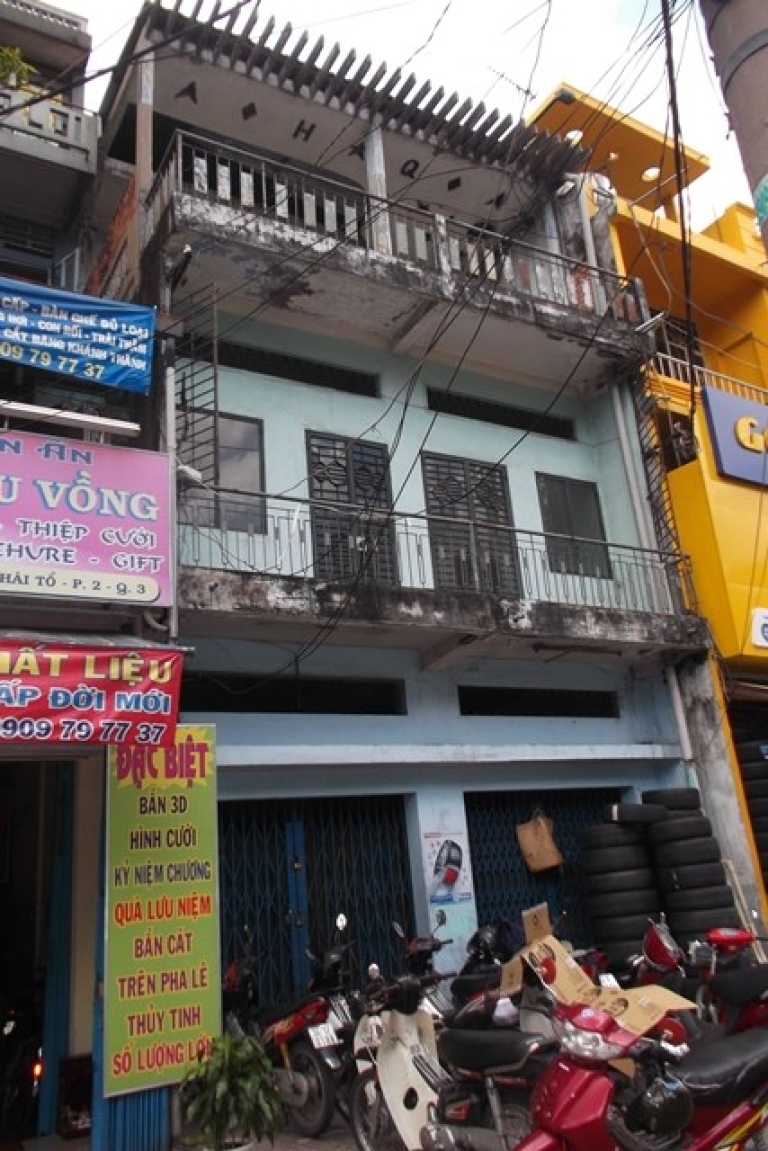 Người dân thường nghe âm thanh sột soạt của chổi quét, tiếng lịch kịch của đồ đạc bị rơi hay hình ảnh người phụ nữ áo trắng bồng con đứng trên lan can nhìn xuống…
