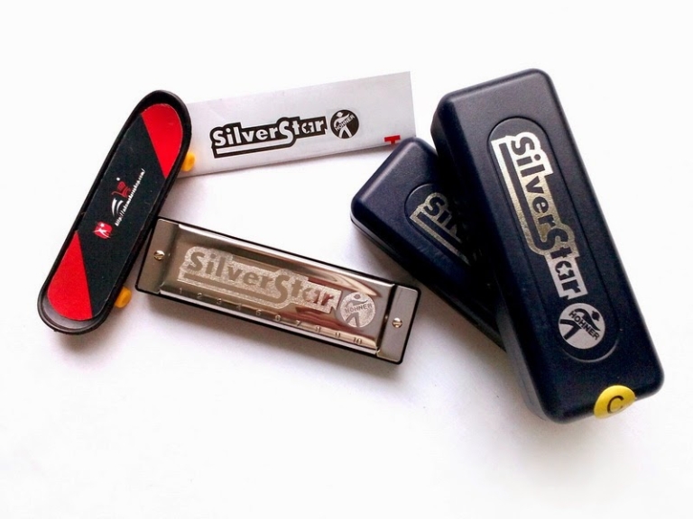 Harmonica có nhiều giá thành khác nhau, tùy thuộc từng loại cũng như chất lượng kèn