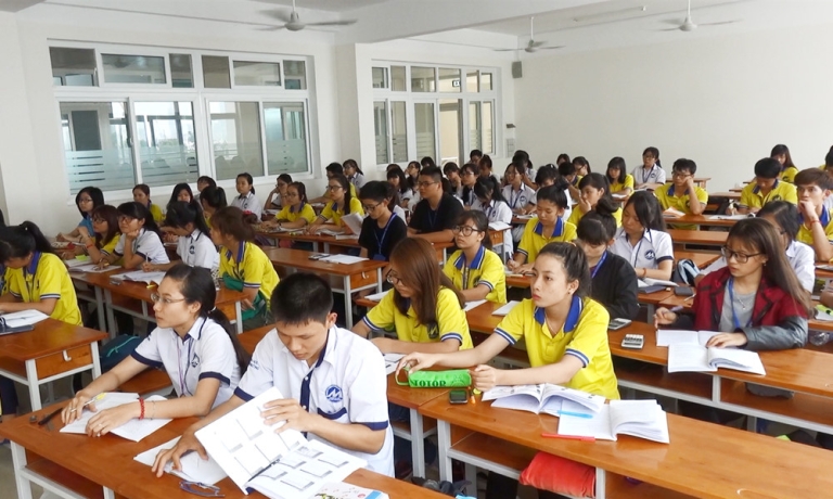 Sinh vien Đại học Tài chính - Marketing