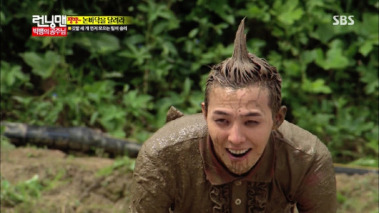 G-Dragon lăn xả với bùn để lấy lòng công chúa Song Ji Hyo