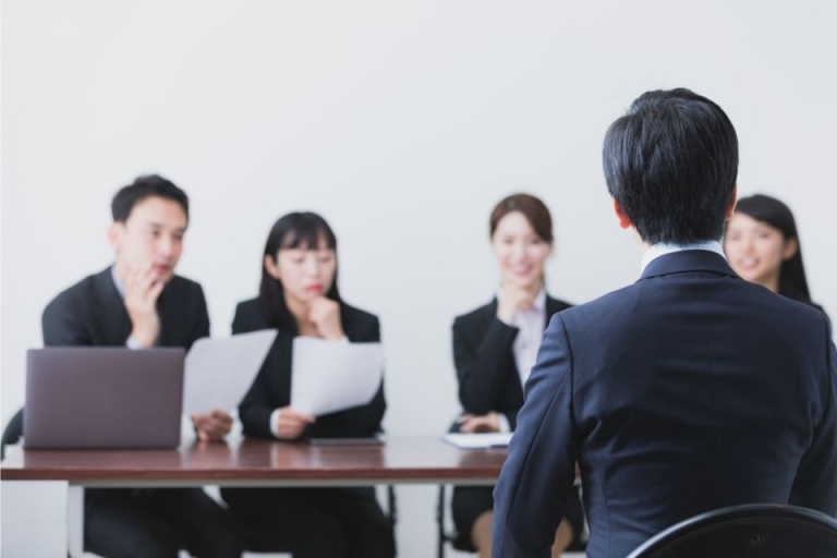 Từ interview sẽ được phát âm là /ˈɪnərˌvju/