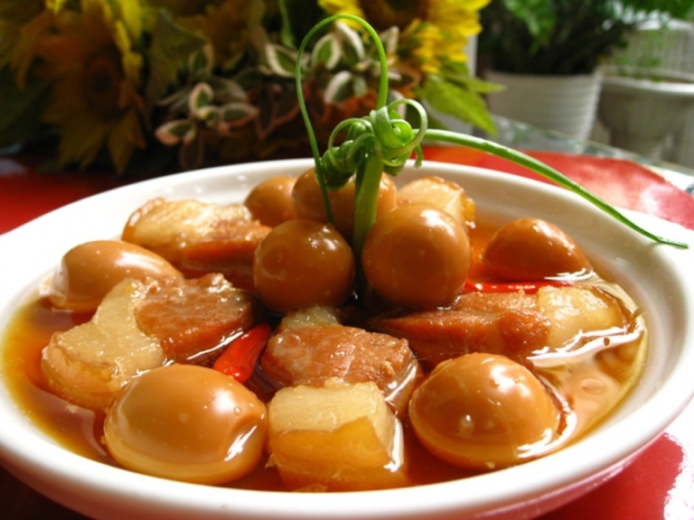 Thịt kho trứng - món ăn quen thuộc trên mâm cơm ngày Tết của người miền Nam