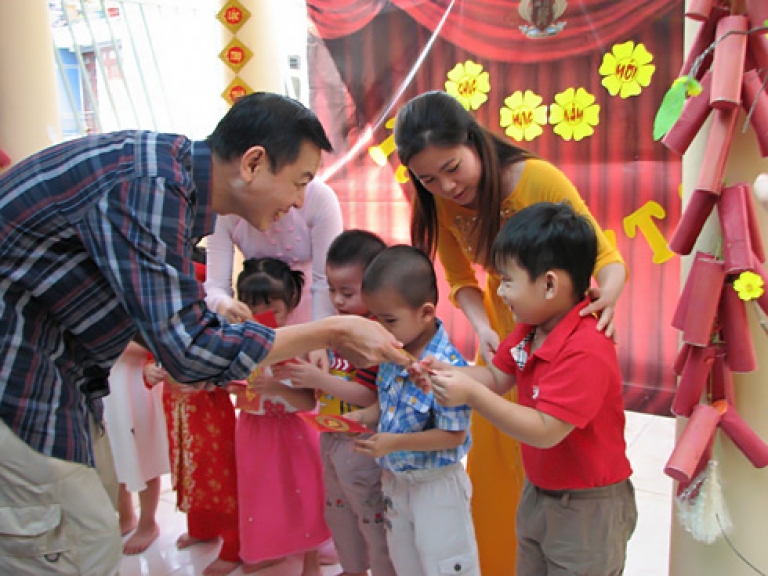 Chúc tết, mừng tuổi ngày đầu năm