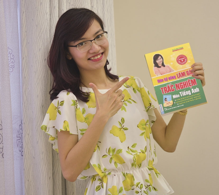 Cô Vũ Mai Phương, tác giả của cuốn sách Rèn luyện kĩ năng làm bài trắc nghiệm môn tiếng Anh