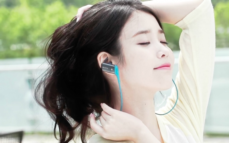 IU đẹp tựa thiên thần và chất giọng đặc biệt.