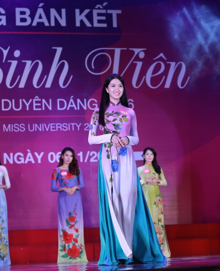 “Nữ sinh viên mặc áo dài đẹp nhất”: Tạ Huyền My - sinh năm 1997 - sinh viên trường Đại học Ngoại thương Hà Nội