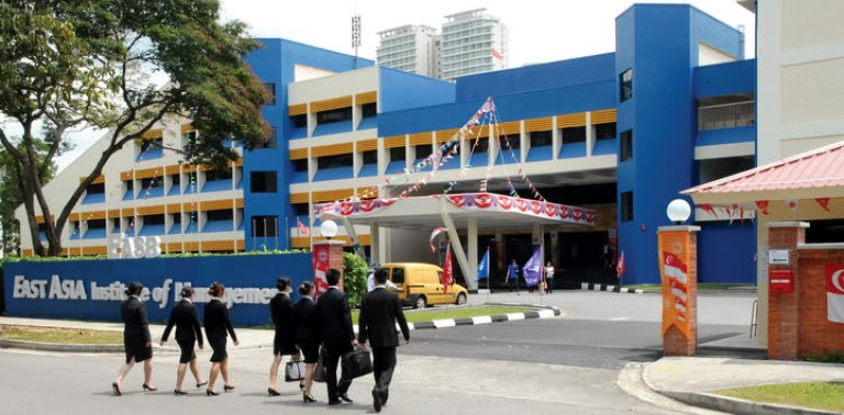 Khung viên Học Viện Quản Lí Đông Á