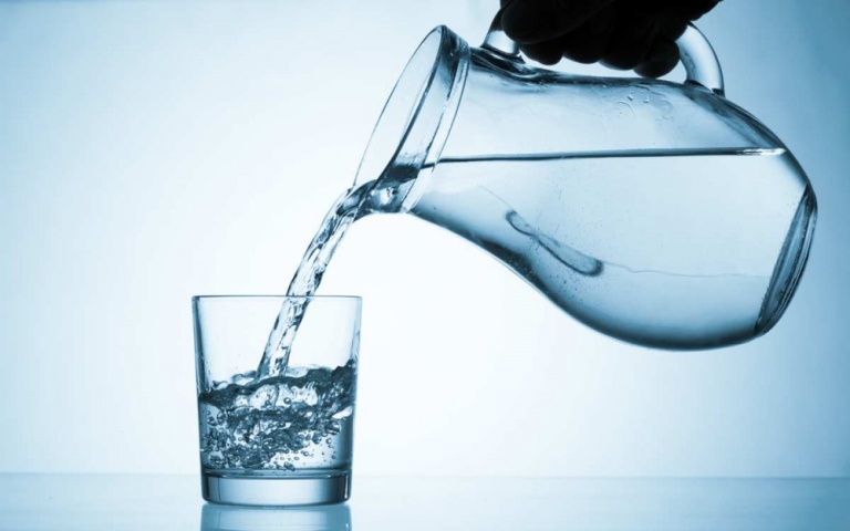 bạn nên uống 2 lít nước mỗi ngày