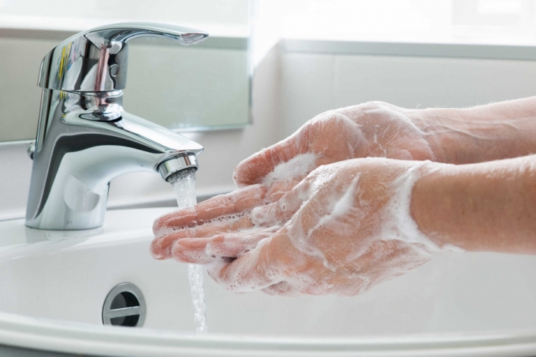 Rửa tay thường xuyên và đúng cách bạn nhé