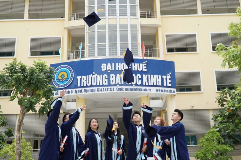 Sinh viên tốt nghiệp Đại học Kinh tế Huế