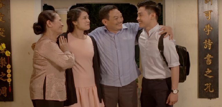 Cảnh vợ chồng đoàn tụ bên gia đình ngoại (Ảnh trích từ TVC)