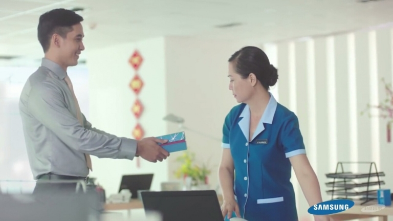 Món quà ý nghĩa đầy thiết thực dành tặng cô lao công (Ành trích từ TVC)