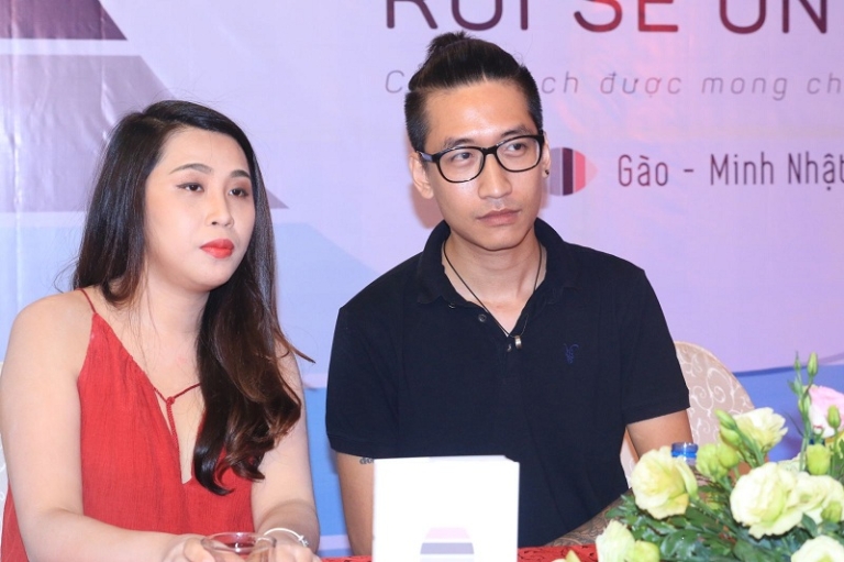 nhà văn gào trong buổi họp báo