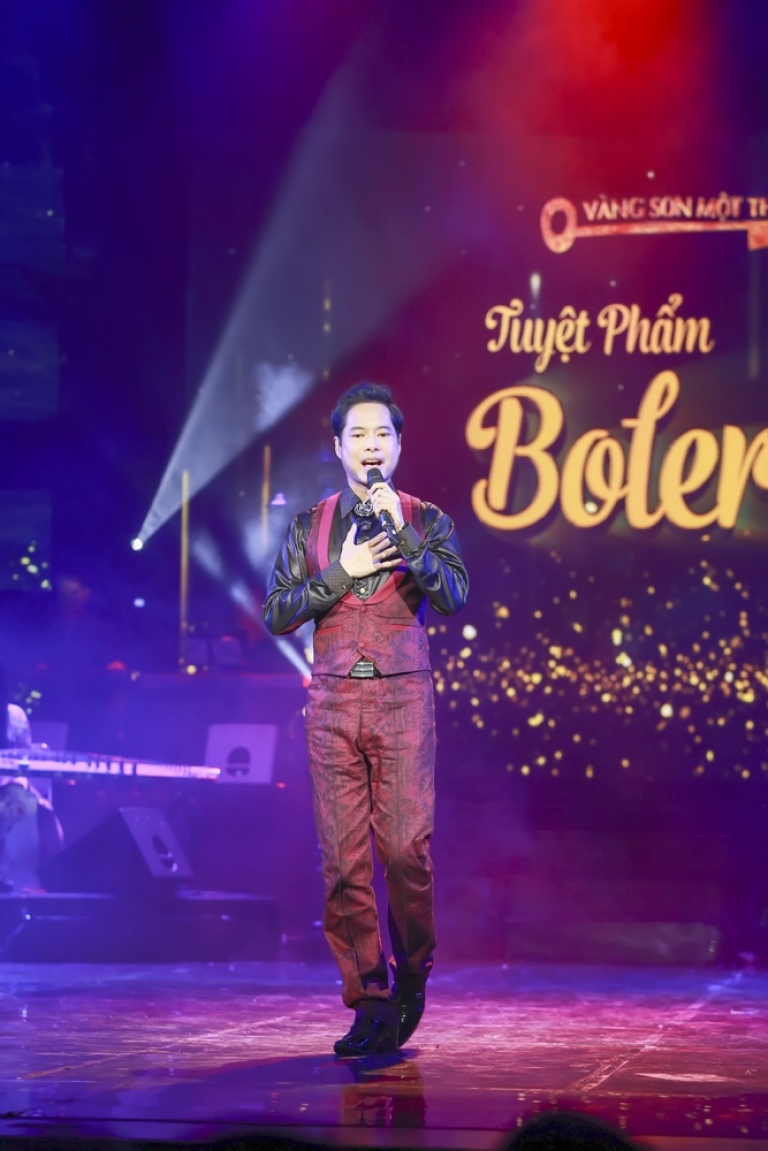 Ngọc Sơn biểu diễn bài hát Nhớ Về Em