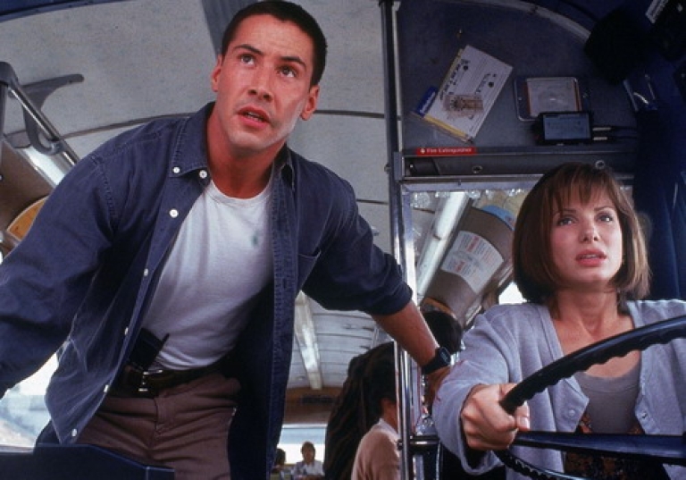 Keanu Reeves và Sandra Bullock phải lái chiếc xe bus với tốc độ 80 km/h tại phố Los Angeles