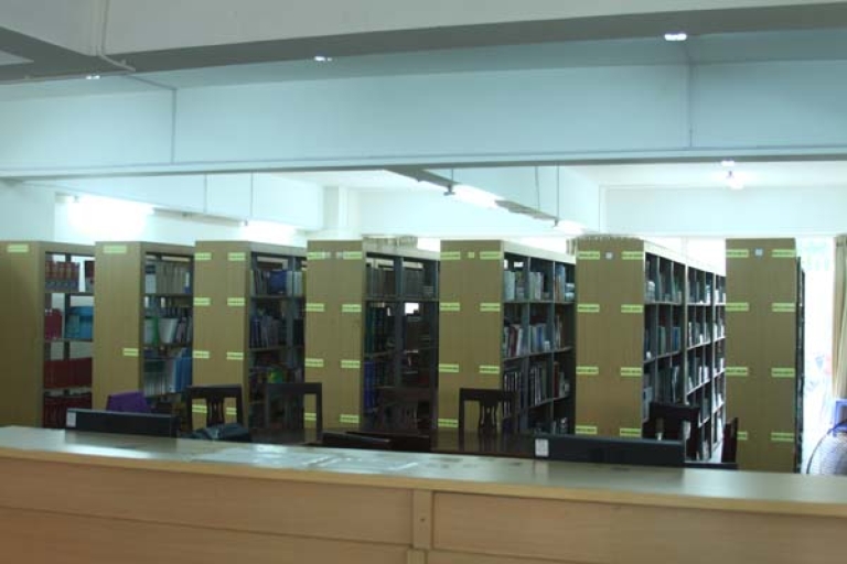 Hơn 6500 đầu sách Y học được sắp xếp gọn gàng trên kệ