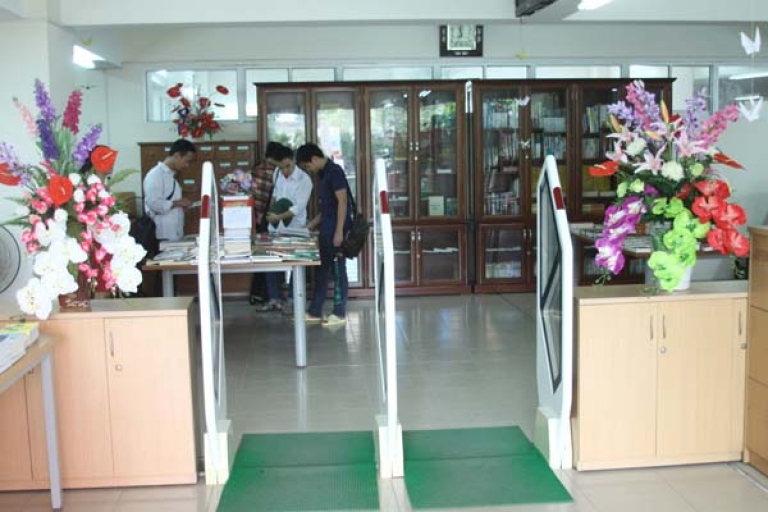Lối vào Trung tâm thông tin – Thư viện