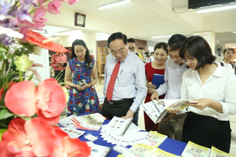 Giám đốc Học viện tham quan tại triển lãm sách