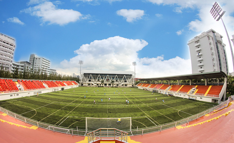 Sân bóng với 7.500 chỗ ngồi gồm hệ thống chiếu sáng hiện đại, đáp ứng yêu cầu các giải đấu lớn