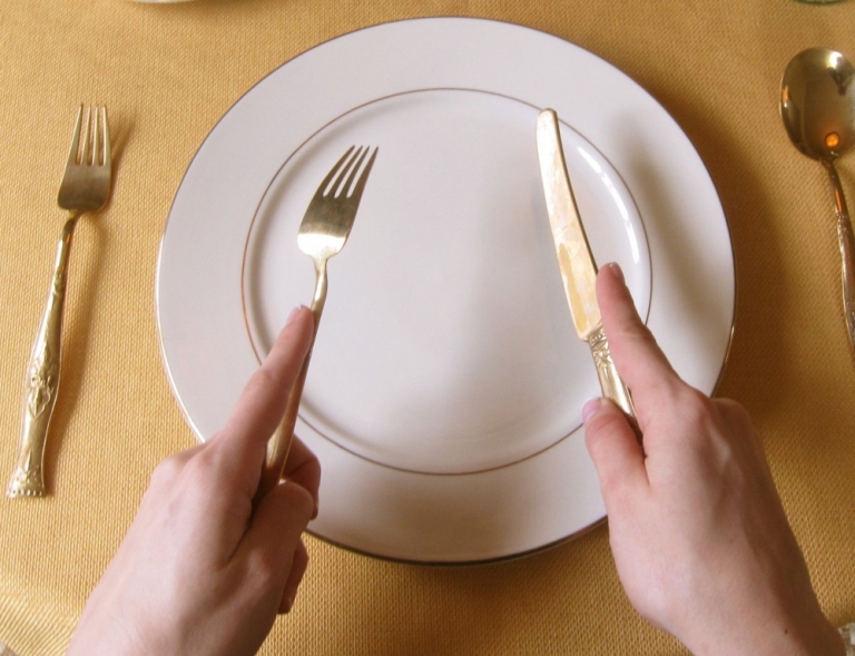Cách ứng xử trên bàn tiệc ngồi