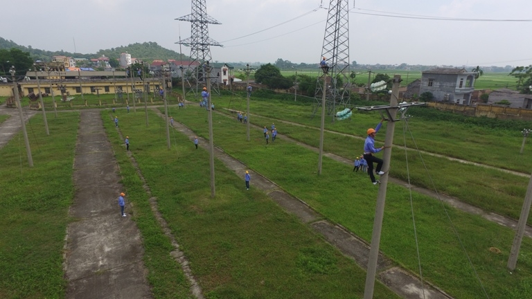 sinh vien dien luc thuc hanh tren khu thuc tap rong lon