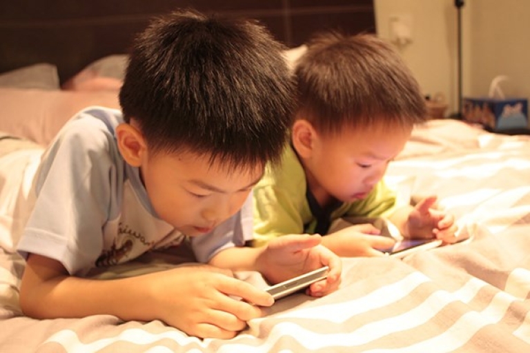 Nên hạn chế sử dụng điện thoại và mạng xã hội