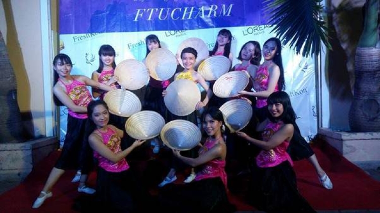 Và đội múa Lebela duyên dáng, yêu kiều trong từng động tác