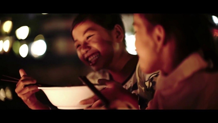 Hình ảnh đất nước, con người Việt Nam được hiện lên thật gần gũi và thân thương trong đoạn quảng cáo của Hảo Hảo (Ảnh trích từ TVC)