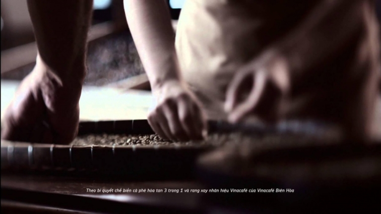 Công đoạn lựa chọn hạt cà phê đạt chuẩn của Vinacafe (Ảnh trích từ TVC)